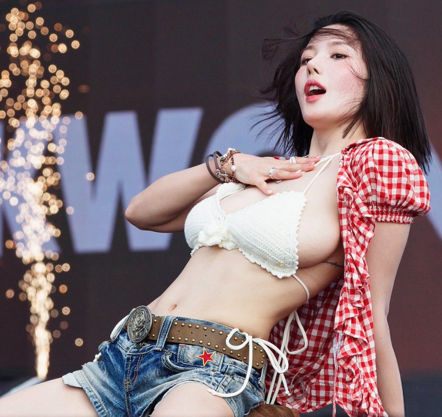Kwon Eunbi Waterbomb