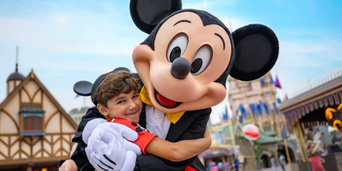 Disney Hug Rule คืออะไร? กฎน่ารักในสวนสนุกดิสนีย์ทั่วโลกที่คนพึ่งรู้